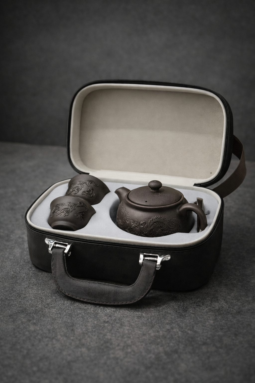 Keramisk tesett med tekanne og 2 koppar i reiseetui