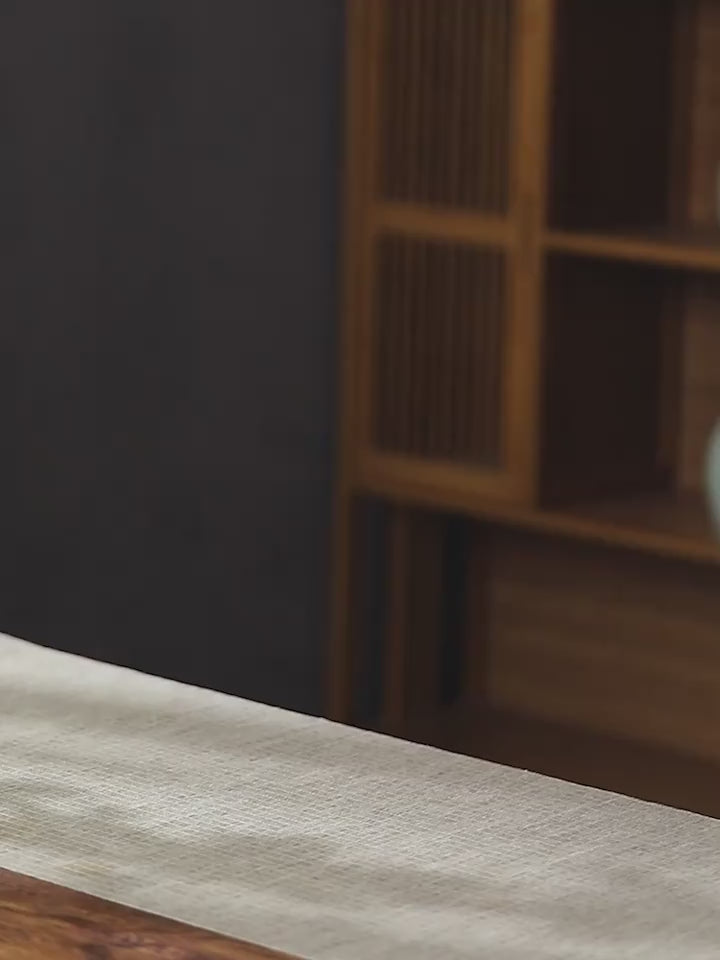 Video av reisetesettet i hvitt porselen med gaiwan, glasskanne, seks kopper og bambusbrett i vesken