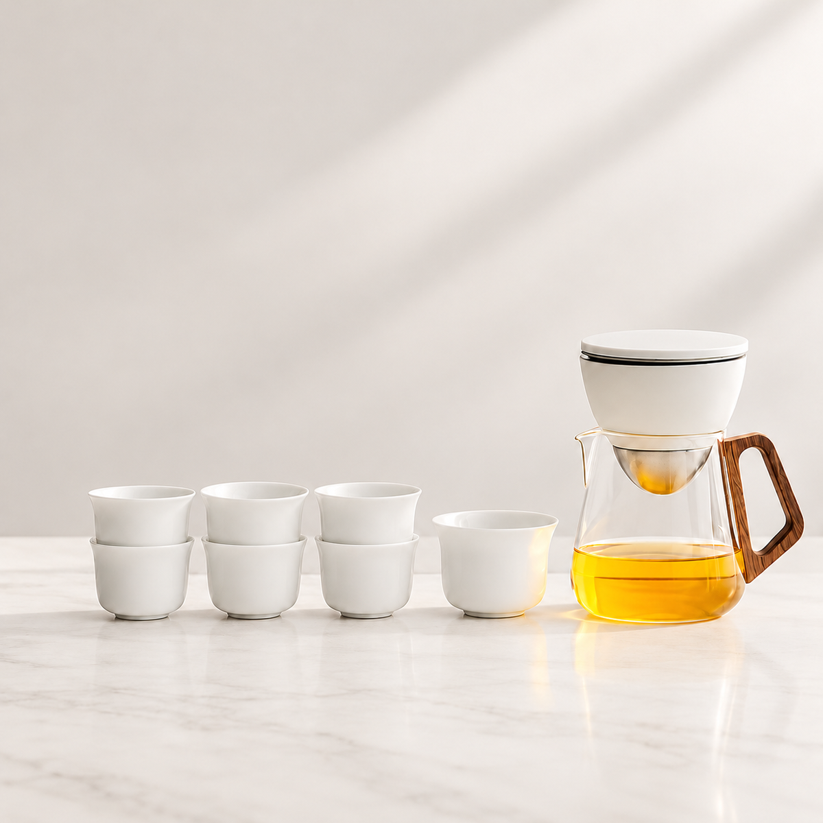 Premium tesett med glasskanne, hvit keramisk skål med lokk og metallfilter, trehåndtak og sju hvite kopper